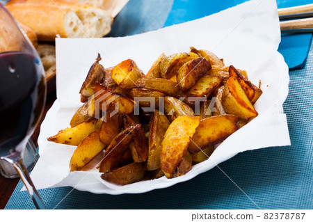 Appetizing fried potato wedges Appetizing fried potato wedges 82378787