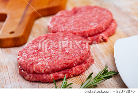 Raw minced beef patties for hamburgers 82378870