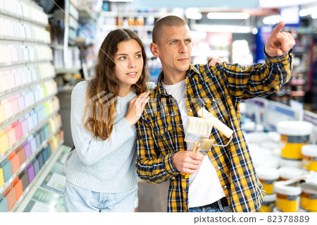 Couple shopping in building store pointing to something 82378889