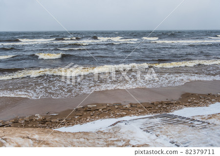 Winter Baltic Sea s dunes in Saulkrasti in Latvia 82379711