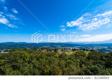 從山本山高原展望台 新潟縣小治谷市 眺望信濃川蜿蜒而壯觀的景色 照片素材 圖片 圖庫