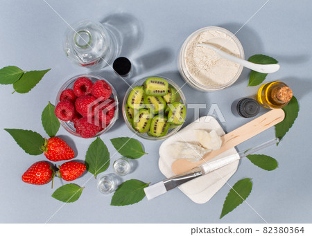 Homemade natural face mask recipe with kiwi, yogurt and white clay. 82380364