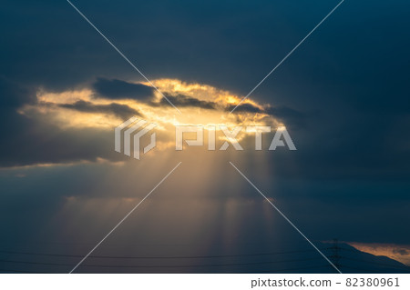 日本的雲景觀:陽光穿過雲層 日本的雲景觀:陽光穿過雲層 82380961