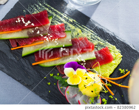 Tuna carpaccio with avocado sauce Tuna carpaccio with avocado sauce 82380962