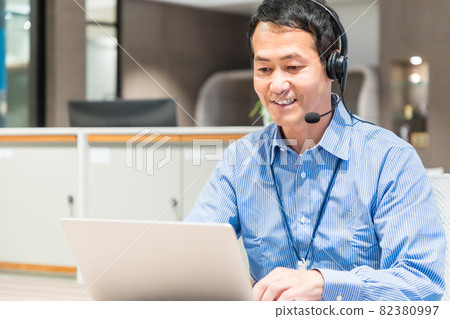 戴耳機的老牌商人 圖片合作：WEEK Shibadaimon (Sun Frontier Fudousan) 82380997