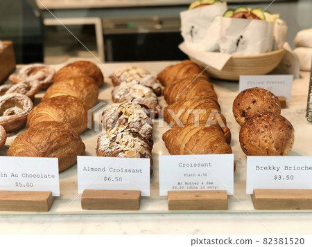 Bread Bread lined up in foreign bakery showcases Bread Bread lined up in foreign bakery showcases 82381520