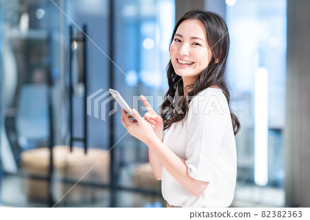 Young woman operating a smartphone Shooting cooperation: WEEK Shibadaimon (Sun Frontier Fudousan) Young woman operating a smartphone Shooting cooperation: WEEK Shibadaimon (Sun Frontier Fudousan) 82382363