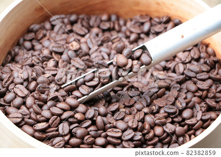 Roasted coffee beans Roasted coffee beans 82382859