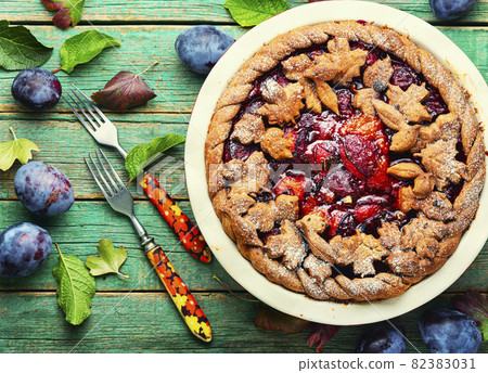 Autumn plum cake Autumn plum cake 82383031