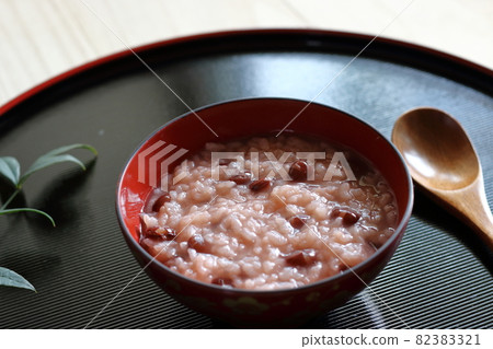 Patjuk粥在第一個滿月節期間手工製作 82383321