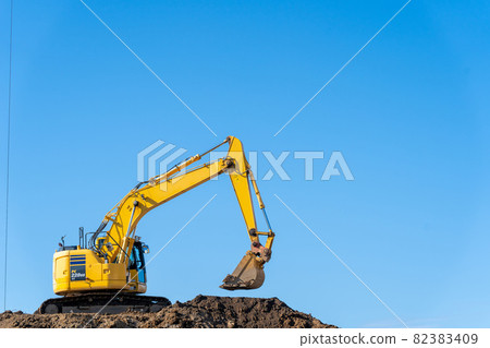 Hydraulic excavator blue sky Hydraulic excavator blue sky 82383409