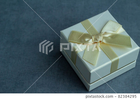 帶有小絲帶的小禮品盒的圖像 帶有小絲帶的小禮品盒的圖像 82384295