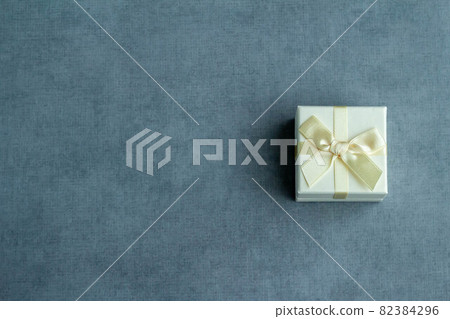 帶有小絲帶的小禮品盒的圖像 帶有小絲帶的小禮品盒的圖像 82384296
