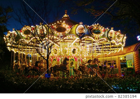 晚間遊樂園的旋轉木馬 晚間遊樂園的旋轉木馬 82385194