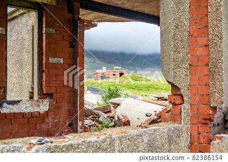 The ruins of Lenan Head fort at the north coast of County Donegal, Ireland. 82386154