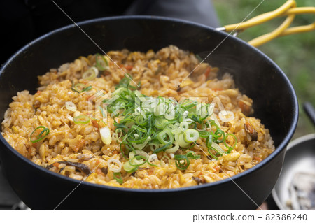 Outdoor rice / mountain rice cooked in the mountains or camping [bibimbap] 82386240