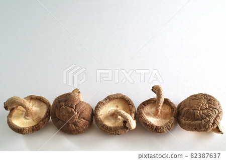 Dried shiitake mushrooms Dried shiitake mushrooms 82387637