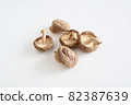 Dried shiitake mushrooms  82387639