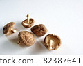 Dried shiitake mushrooms  82387641