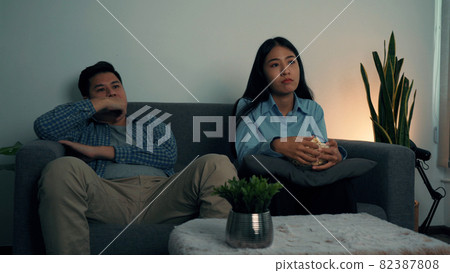 Asian couples are tired of watching movies. 82387808