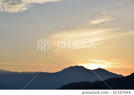Hakushu-cho, Hokuto City, the brilliance of clouds just before sunrise (from Berga Street) 82387949