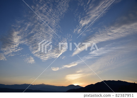Hakushu-cho, Hokuto City, sunrise with autumn clouds (from Berga Street) 82387951