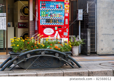 自動售貨機投幣式洗衣機的風景 自動售貨機投幣式洗衣機的風景 82388012