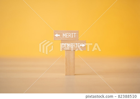 上面寫著“MERIT”和“DEMERIT”的積木 82388510