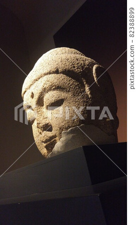 Head of a Buddha statue made of damaged stone 82388899