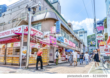 Tokyo Shibuya cityscape Harajuku / Takeshita-dori crepe shop 82388909