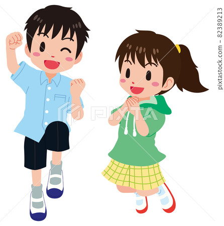 小學男生女生蹦蹦跳跳 82389213