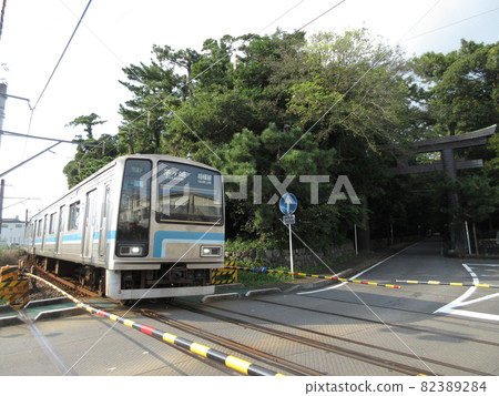 Sagami Line 205 Series Passing in front of the Torii of Samukawa Shrine 82389284