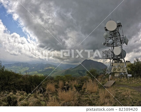 鶴見山和由布山山頂的無線電塔 82389420