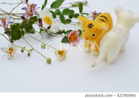 Felt tiger and autumn flowers 82390066