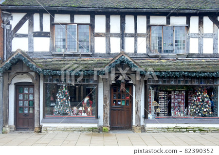 Stratford-upon-Avon 商店,一家帶有聖誕裝飾品的老式英國商店 Stratford-upon-Avon 商店,一家帶有聖誕裝飾品的老式英國商店 82390352