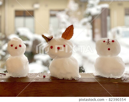 Two snowmen and a rabbit's cute snowman modeling Winter play Winter leisure 82390354