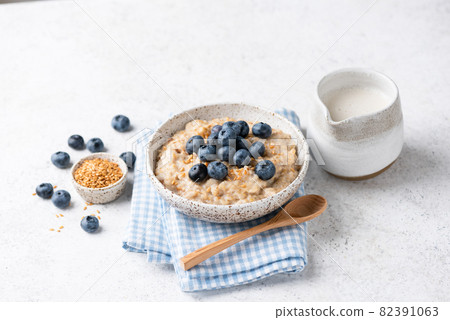 Vegan oatmeal porridge with blueberries and flax seeds 82391063