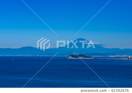 Clear and clear Mt. Fuji and Enoshima, Osaki Park, Mt. Fuji seen from Kanagawa Prefecture Clear and clear Mt. Fuji and Enoshima, Osaki Park, Mt. Fuji seen from Kanagawa Prefecture 82392676