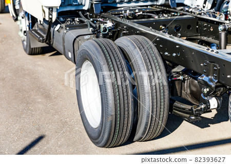 New truck double tire motor pool 82393627