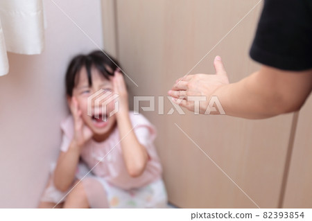 女兒和媽媽的家庭暴力形象 82393854