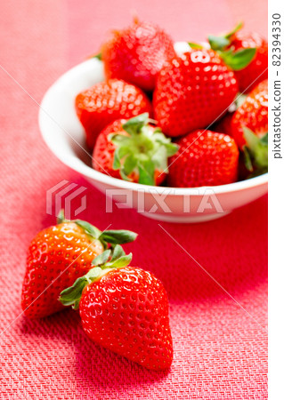 很多草莓 82394330