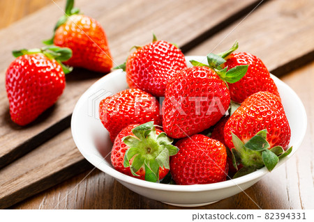 A lot of strawberries 82394331