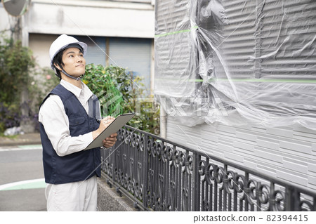 Workers inspecting cured homes 82394415