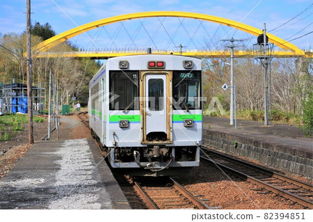 在新雪谷站(北海道新雪谷町)停靠的 Kiha 150 輛有軌電車 在新雪谷站(北海道新雪谷町)停靠的 Kiha 150 輛有軌電車 82394851