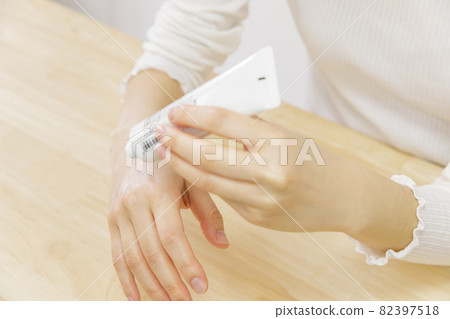 使用手奶油的女性手 82397518