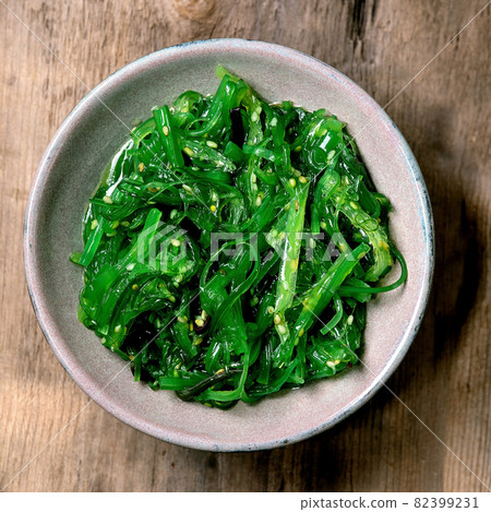 Japanese Wakame chuka seaweed salad with sesame seeds 82399231