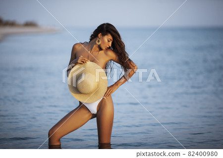 Tanned Woman Resting in Water During Summer Vacations 82400980