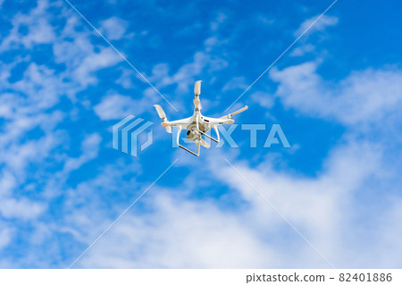 無人機和藍天 82401886
