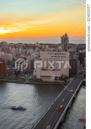 Sunset and Niigata cityscape 82402057