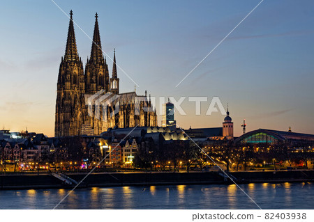 cologne with old town and cathedral at dusk cologne with old town and cathedral at dusk 82403938